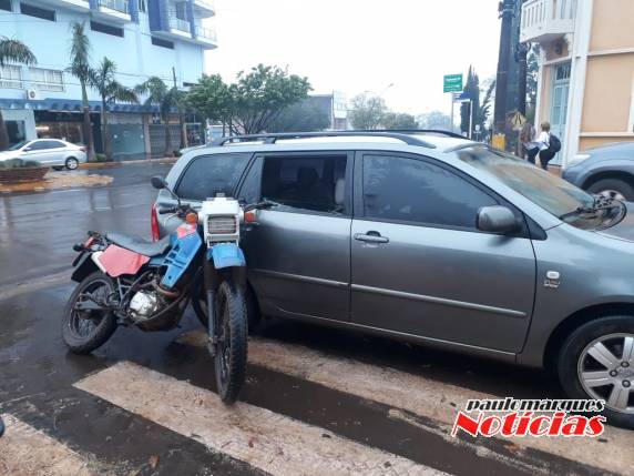 Colisão envolve carro e moto na rótula em frente à Praça Matriz em Três de Maio - foto 4