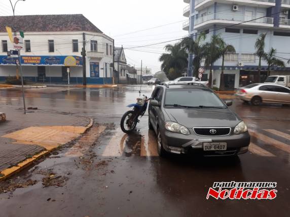 Colisão envolve carro e moto na rótula em frente à Praça Matriz em Três de Maio - foto 2