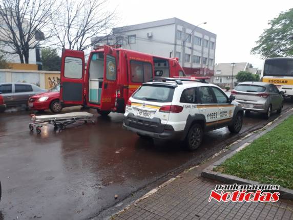 Colisão envolve carro e moto na rótula em frente à Praça Matriz em Três de Maio - foto 5
