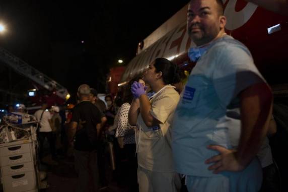 Bombeiros retiram corpos de hospital que pegou fogo no Rio; pelo menos 11 pessoas morreram - foto 3