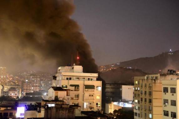 Bombeiros retiram corpos de hospital que pegou fogo no Rio; pelo menos 11 pessoas morreram - foto 5