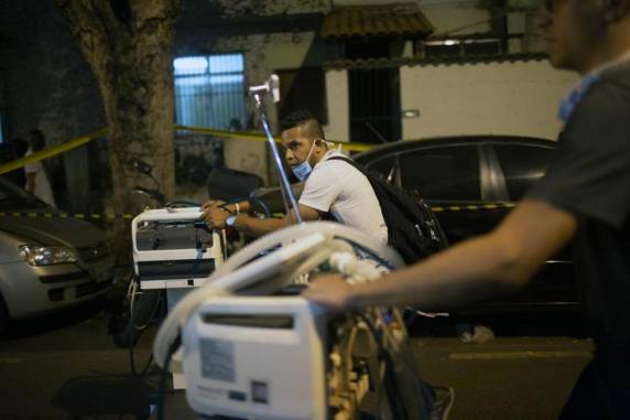 Bombeiros retiram corpos de hospital que pegou fogo no Rio; pelo menos 11 pessoas morreram - foto 2
