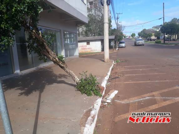 Colisão traseira deixa feridos na Av. Santa Rosa em Três de Maio - foto 3