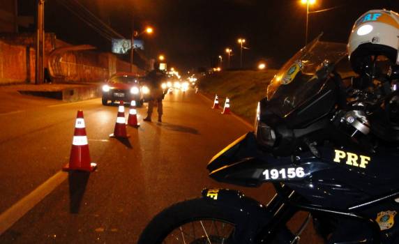 105 motoristas são flagrados sob efeito de álcool em fiscalização nesta madrugada na BR 101 em São José - foto 2
