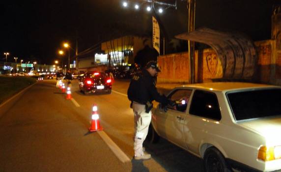 105 motoristas são flagrados sob efeito de álcool em fiscalização nesta madrugada na BR 101 em São José - foto 4