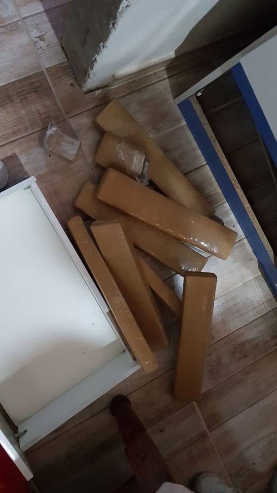 Polícia ainda encontrou em uma casa torrões de maconha, cocaína e uma balança digital. Uma segunda pessoa suspeita foi levada para a delegacia