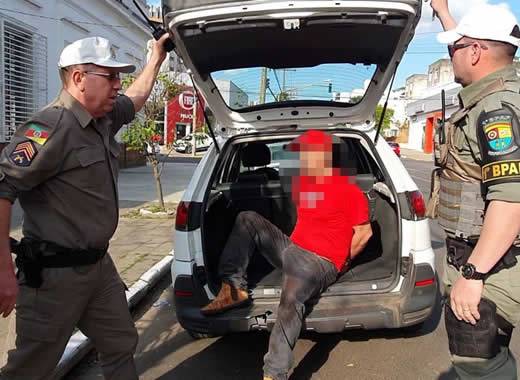 Vizinhos ouviram gritos de socorro e acionaram a Brigada Militar. Quando policiais chegaram ao apartamento do casal, na tarde deste sábado (14), encontraram a vítima já sem vida