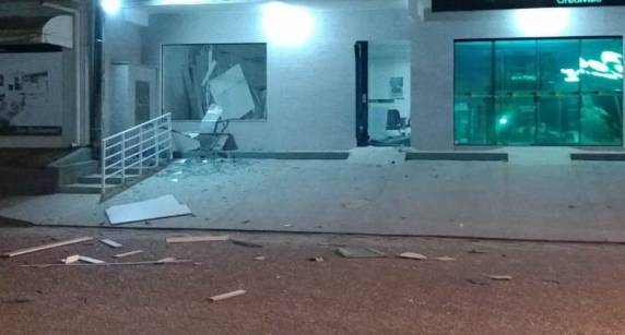 Quatro homens teriam participado do crime e fugiram na madrugada de domingo. Ninguém foi preso