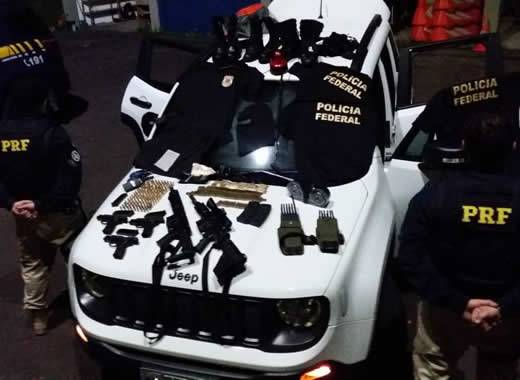 Os 2 fuzis AR-15 possuiam mira telescópica e carregador cilíndrico duplo de 150 munições