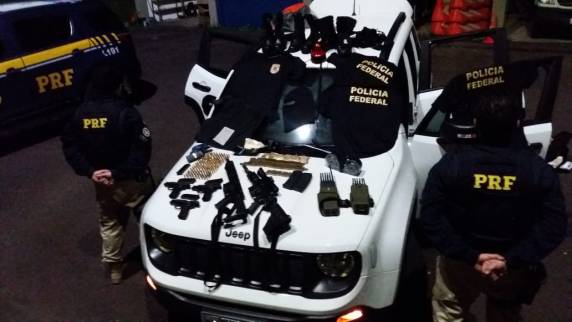 Os 2 fuzis AR-15 possuiam mira telescópica e carregador cilíndrico duplo de 150 munições