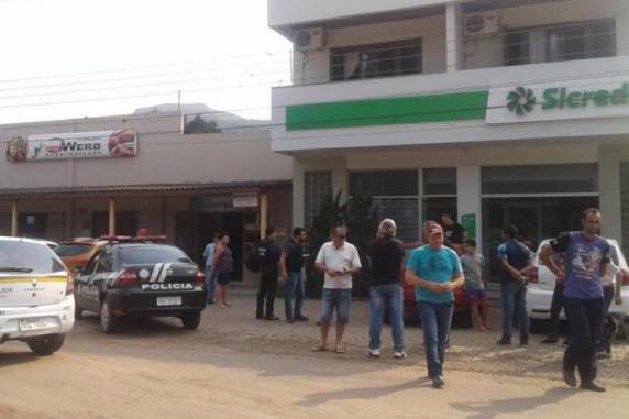 Durante a fuga, três pessoas foram levadas pelos criminosos que assaltaram o Sicredi. Eles já foram liberados