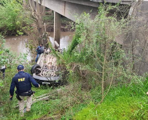 Três pessoas estavam no carro. Motorista, de 50 anos, morreu no local. Passageiros foram hospitalizados, com lesões leves. Chovia no momento do acidente, segundo PRF.