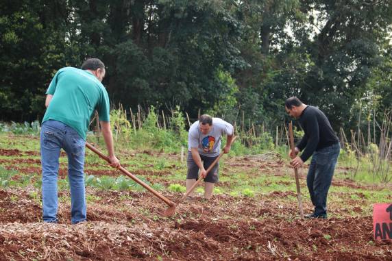 O objetivo do projeto é realizar uma interação entre pais, alunos e comunidade para criação de uma horta comunitária