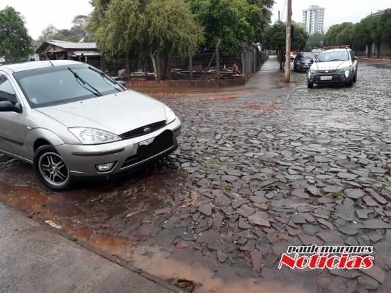 Acidente com danos materiais envolve dois veículos no bairro São Francisco em Três de Maio - foto 2