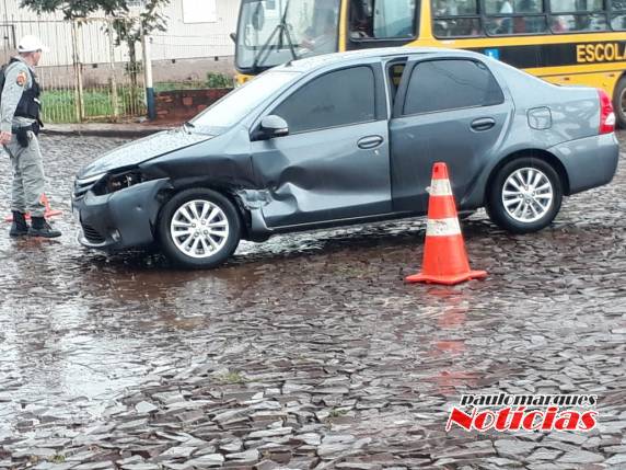Acidente com danos materiais envolve dois veículos no bairro São Francisco em Três de Maio - foto 3