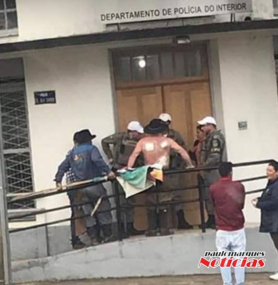 Segundo a polícia, cavalarianos se agrediram com arma branca durante evento