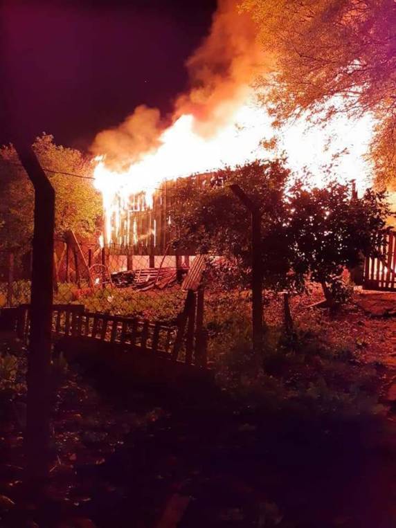 Duas residências atingidas por incêndio deixando uma pessoa ferida em Santo Ângelo - foto 2