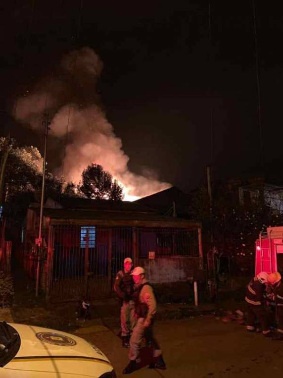 Duas residências atingidas por incêndio deixando uma pessoa ferida em Santo Ângelo - foto 3