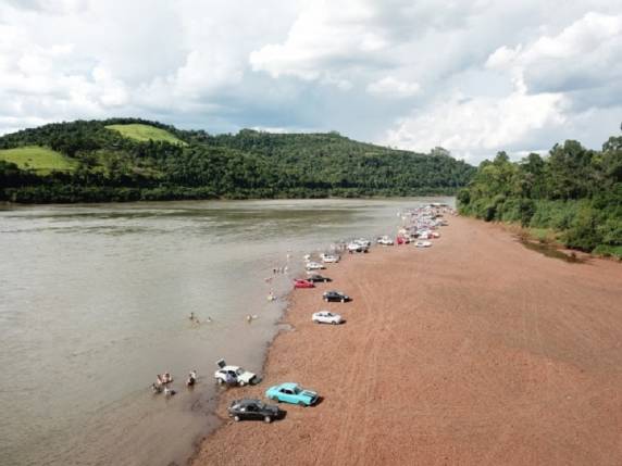Na tarde desta sexta-feira, 20 de setembro, uma embarcação que navegava pelas águas do Rio Uruguai em Tiradentes do Sul acabou naufragando
