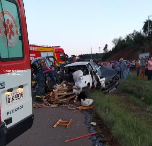 Violenta colisão mata três pessoas na BR 282 - foto 2