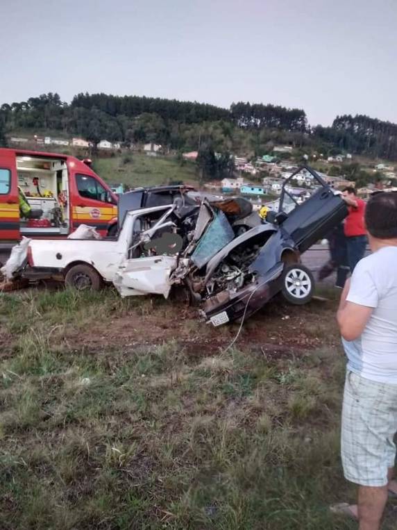Violenta colisão mata três pessoas na BR 282 - foto 4