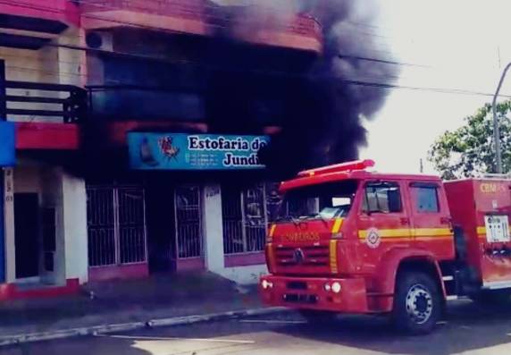 Um incêndio destruiu a Estofaria do Jundiá na manhã deste sábado, 21, em Três Passos