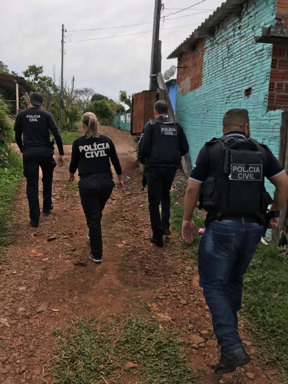Operação Policial realiza prisões apreendendo arma, celulares e drogas em Santo Ângelo - foto 3