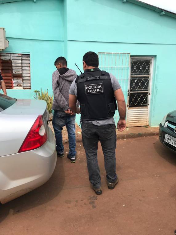 Operação Policial realiza prisões apreendendo arma, celulares e drogas em Santo Ângelo - foto 4