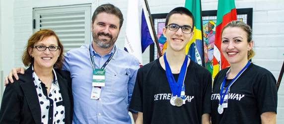 O estudante do Curso Técnico em Informática Bento Borges Schirmer conquistou o terceiro lugar na categoria Técnico