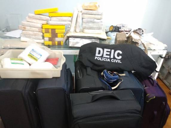 Malas com 50 quilos de cocaína são encontradas em 'laboratório de drogas' em Florianópolis - foto 3