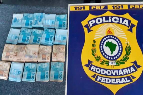 Antes, a PRF havia prendido três pessoas em Concórdia e apreendido mais 23 mil reais