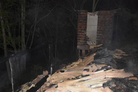 Todos os móveis, roupas e pertences, assim como a casa, foram destruídos