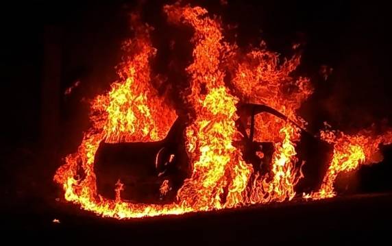 Motorista foi preso em flagrante e teve também o carro incendiado. Conforme testemunhas, grupo de amigos voltava de balneário e estava em alta velocidade, quando pedestre foi atingido