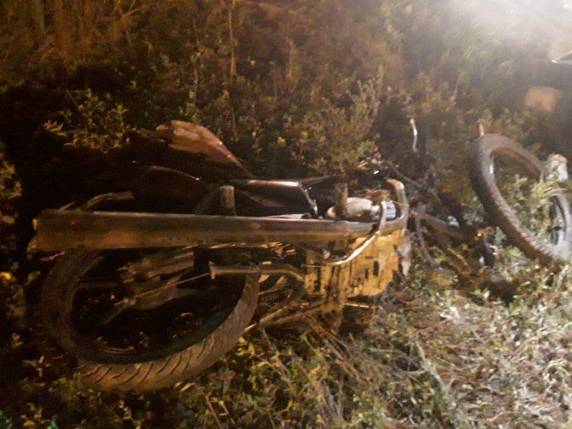 Motociclista bateu em um Toyota Bandeirante. Com o impacto, três ocupantes do veículo foram arremessadas para pista e atropeladas por um Citroen. Uma mulher e uma criança morreram