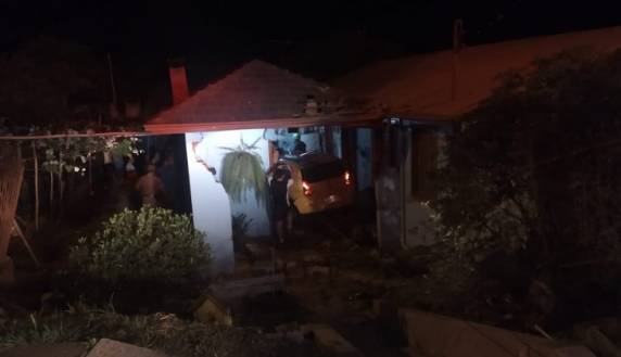 Motorista perdeu o controle da direção e acabou atingindo a casa