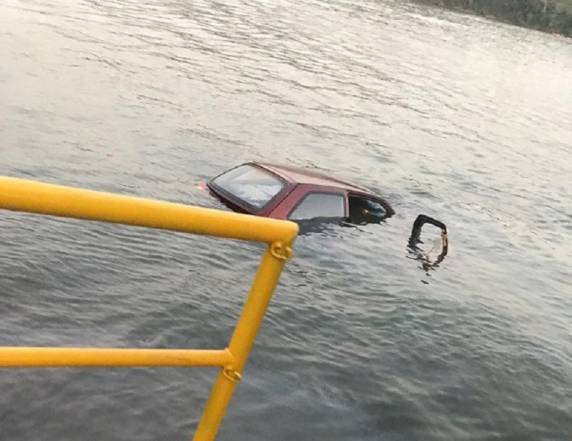 Imagens que circulam nas redes sociais mostram um veículo quase submerso no rio Uruguai, em Itapiranga ? SC, na divisa com a cidade gaúcha de Barra do Guarita