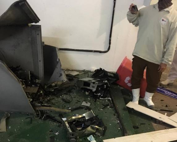 Criminosos armados explodem caixa eletrônico na BRF em Serafina Corrêa - foto 3