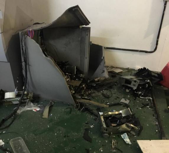 Criminosos armados explodem caixa eletrônico na BRF em Serafina Corrêa - foto 2