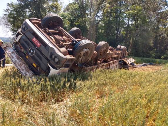Motorista fica ferido após caminhão capotar em Palmitinho - foto 2