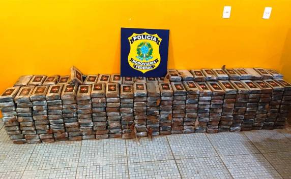 Ação conjunta PRF e PF flagra 450 quilos de cocaína escondida em carga de cocos na BR 101 em Barra Velha - foto 4