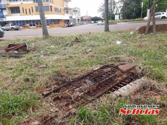 Boca de lobo com gradil quebrada representa perigo em terreno sem cercado, no Centro da cidade - foto 2