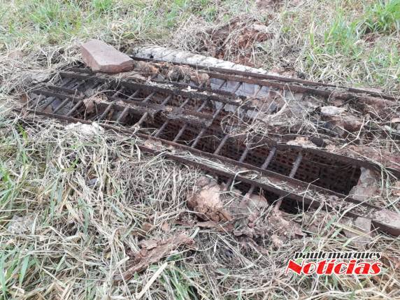 Boca de lobo com gradil quebrada representa perigo em terreno sem cercado, no Centro da cidade - foto 4