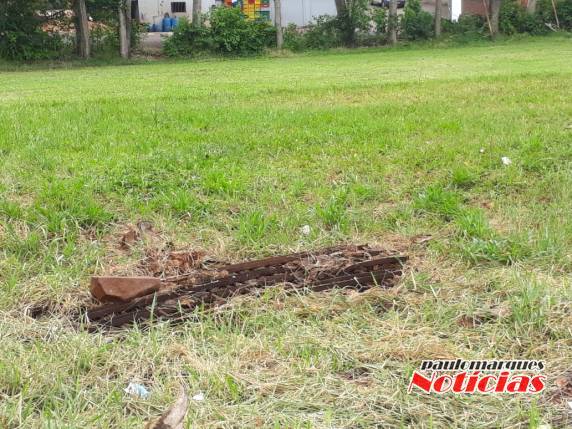 Boca de lobo com gradil quebrada representa perigo em terreno sem cercado, no Centro da cidade - foto 5