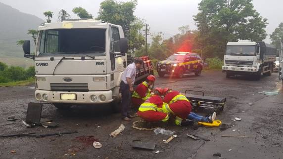 Mulher, de 58 anos, estava no veículo que colidiu contra uma carreta. Os motoristas dos dois caminhões saíram ilesos