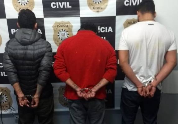 Três homens mantinham o casal em um cativeiro no bairro Caravagio. Eles foram vítimas de um golpe e haviam ido à cidade negociar uma retroescavadeira comprada pela internet, conforme a polícia
