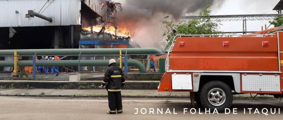 Incêndio na torre de resfriamento da termo elétrica da Fábrica de óleo da Camil em Itaqui - foto 3
