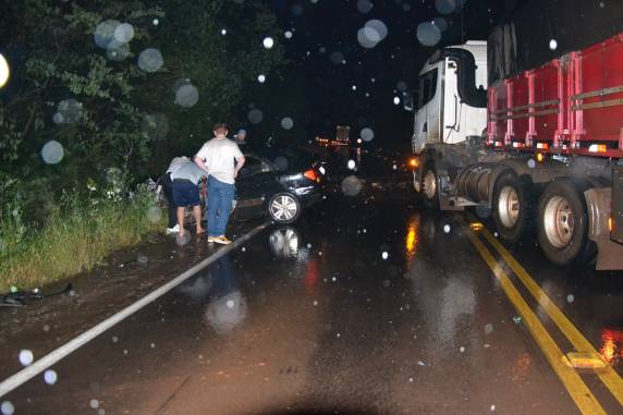 Grave colisão envolve carro e caminhão na RS 404 em Rondinha - foto 5