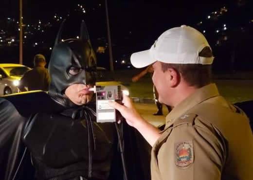 O super-herói pediu para fazer o teste e que a foto fosse divulgada pela polícia