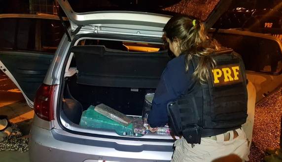 Ação conjunta PRF e PM apreende 200 quilos de maconha e recupera carro roubado na BR 282 em Irani - foto 2