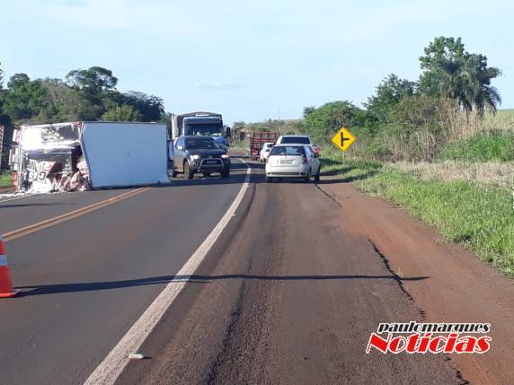 Caminhão com carga de carne tomba em acidente na BR 472 na localidade de Esquina Wusch - foto 3